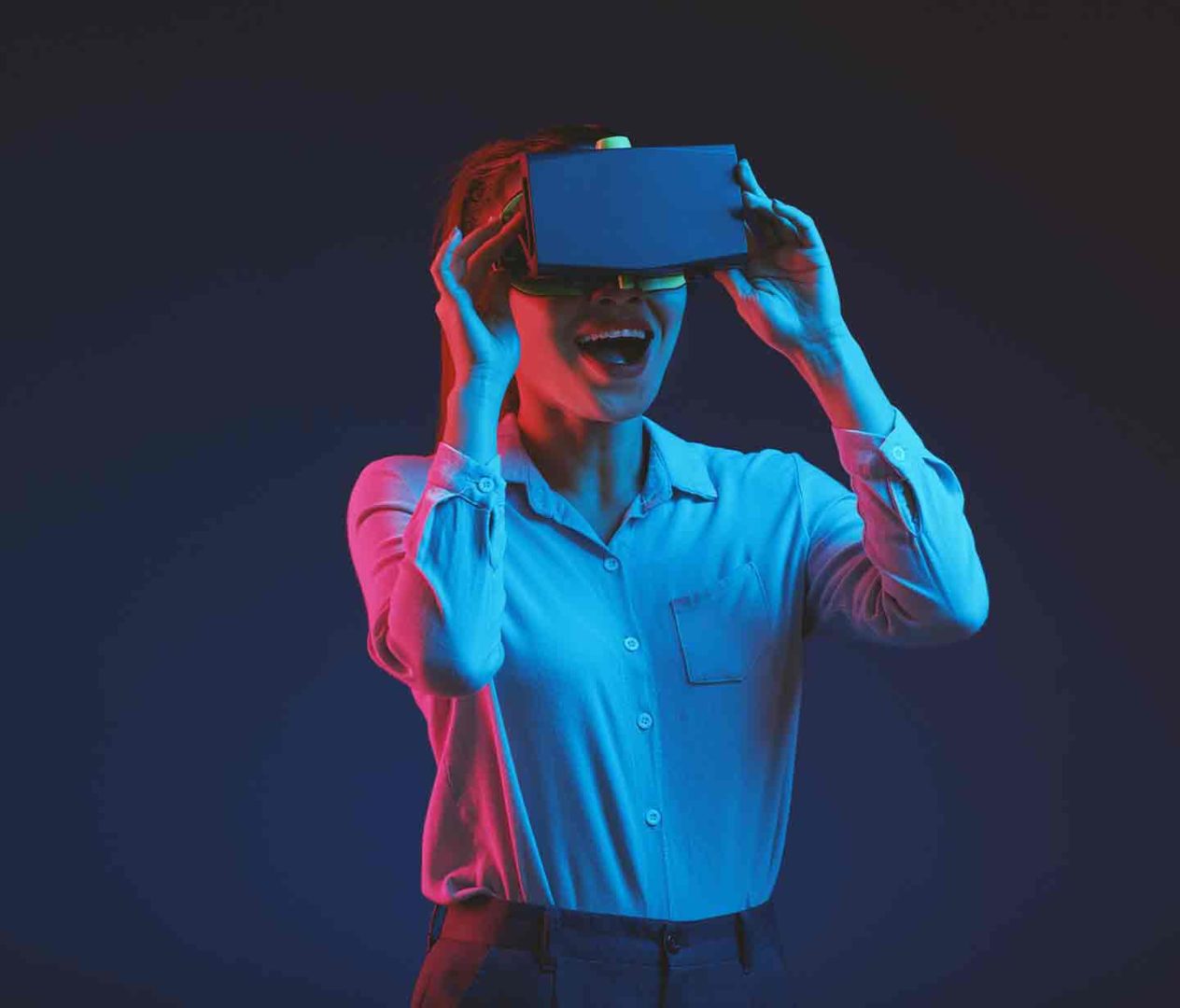 Une femme avec un casque de réalité virtuelle