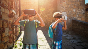 Deux jeunes garçons s'amusent à découvrir une ville avec des casques de réalité virtuelles